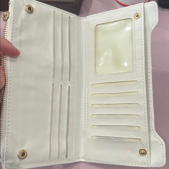 Badgley Mischka White Quilted Vegan Leather Wallet - Picture 4 of 6